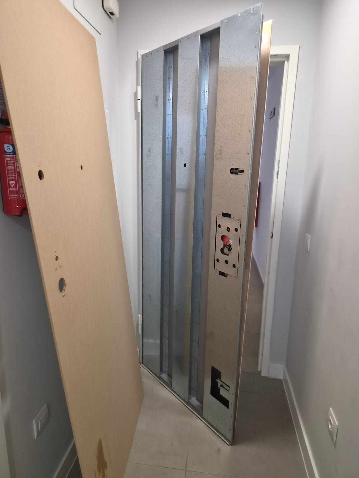 Estructura de acero de una puerta acorazada durante su instalación por un cerrajero en Mijas