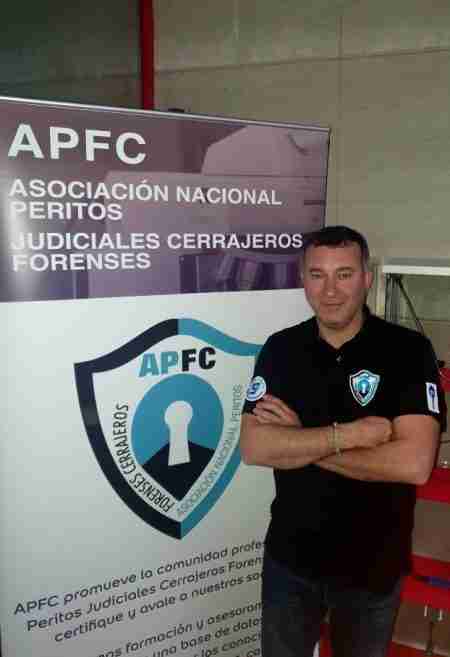 Santiago, cerrajero de S1 Cerrajeros en Mijas, certificado APFC