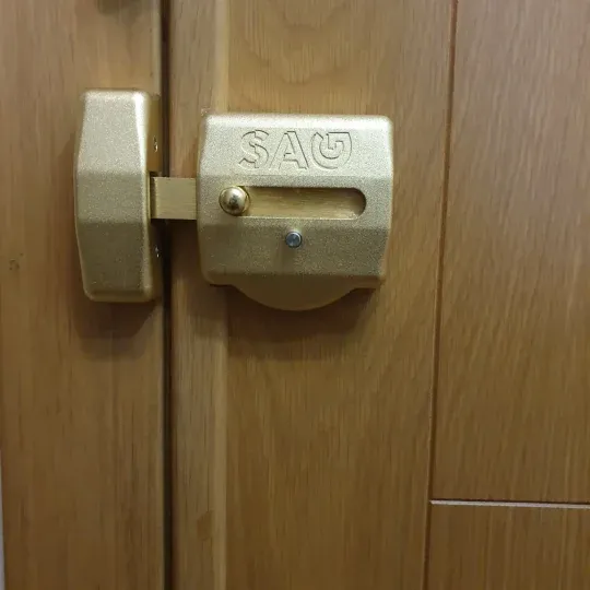Instalación de cerrojos de seguridad